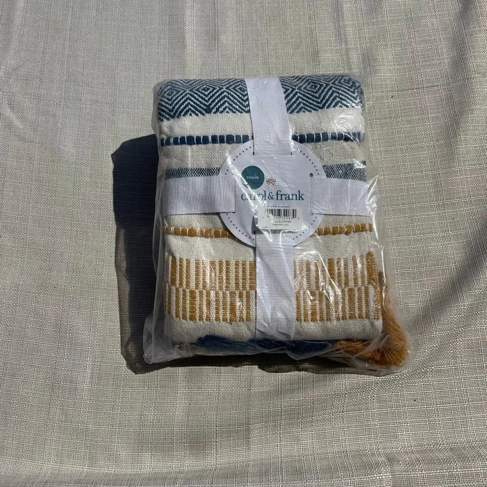*NWT* Home Decor - Accents - Tufted Throw Blanket w/ Tassel Trim - TJ Maxx